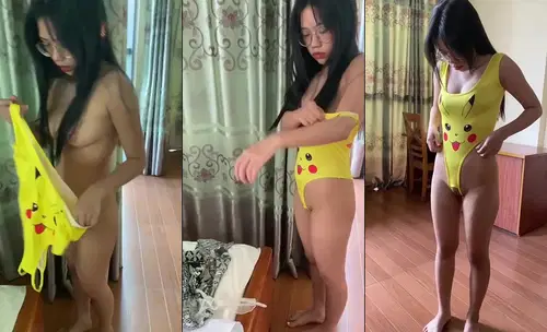 em-nu-sinh-kinh-can-cuc-ngon-coi-do-thay-bodysuit-pikachu